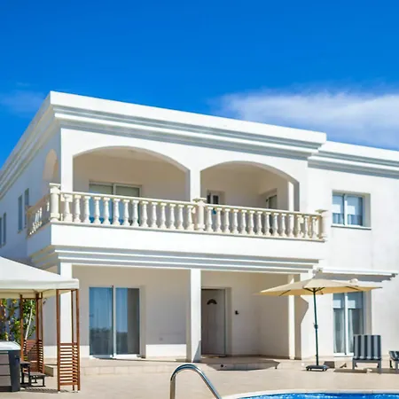 Natasha Villa Coral Bay